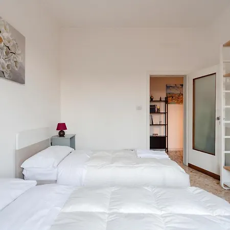 Bright&cozy C5 Fiera Apartment *